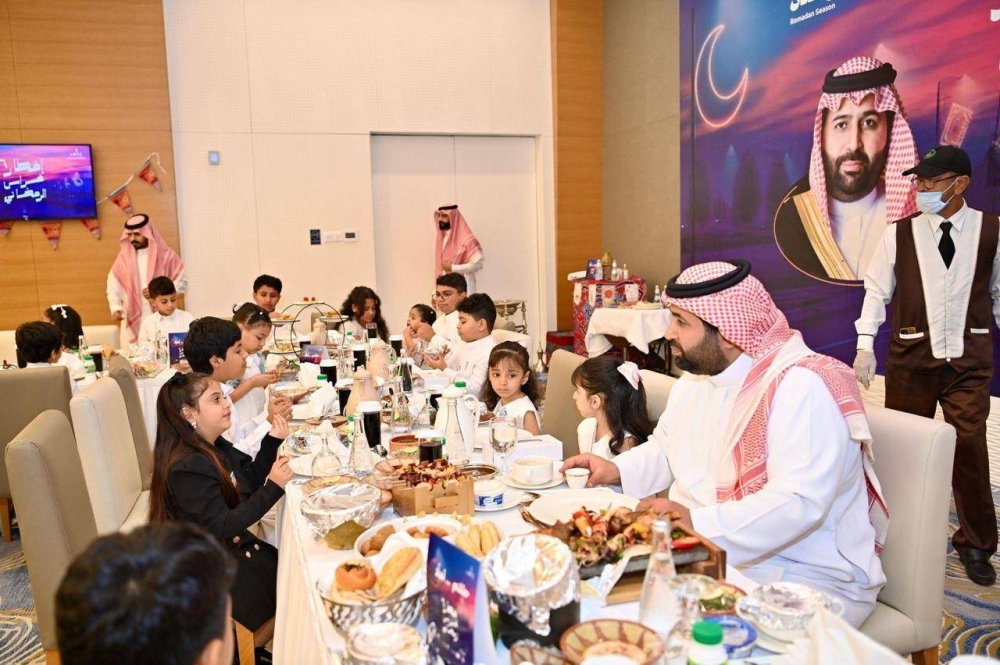 نائب أمير جازان يهنئ الأيتام بشهر رمضان ويشاركهم مأدبة الإفطار - أخبار السعودية 4 نائب أمير جازان يهنئ الأيتام بشهر رمضان ويشاركهم مأدبة الإفطار - أخبار السعودية