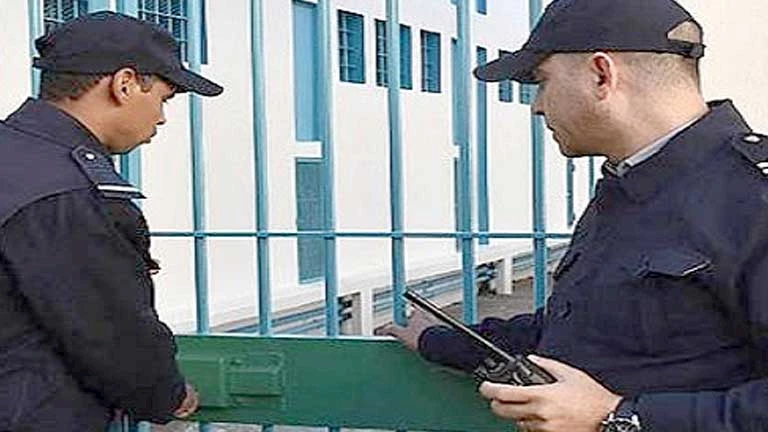 نيويورك تفصل أكثر من ألفي فرد من حراس السجون بسبب إضراب غير 4 نيويورك تفصل أكثر من ألفي فرد من حراس السجون بسبب إضراب غير