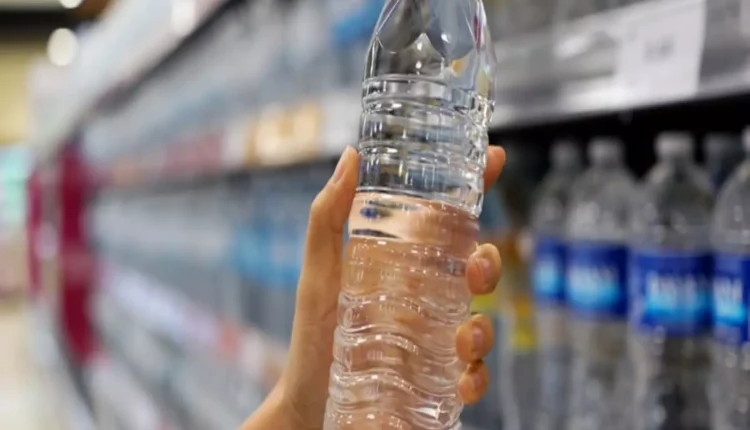 هيئة الغذاء والدواء السعودية تُغلق مصنعاً لمياه معدنية شهيرة بالمملكة وتحذر من خطر صحي في العبوات.. سم يُباع في البقالات !