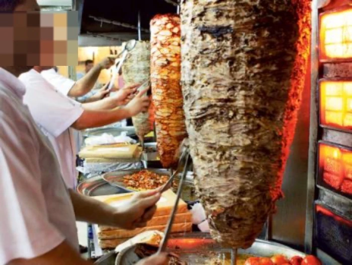 اثنين منهم في حالة حرجة.. إصابة المئات بالتسمم بعد تناولهم "شاورما" في تركيا 4 اثنين منهم في حالة حرجة.. إصابة المئات بالتسمم بعد تناولهم "شاورما" في تركيا