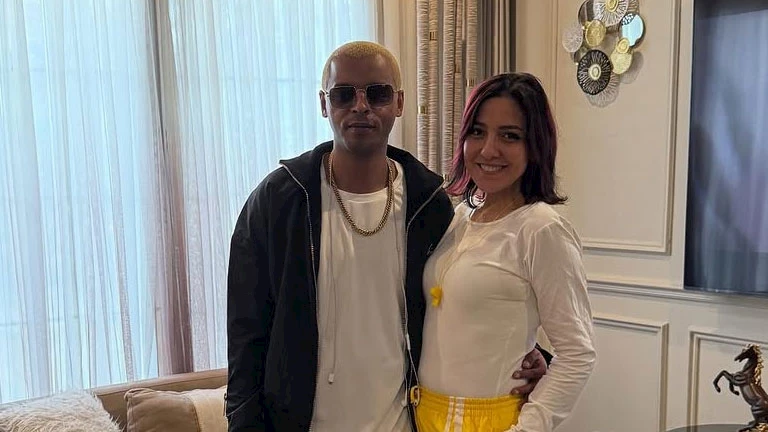 بمناسبة العيد.. مي كساب تنشر صورة مع زوجها أوكا 5 بمناسبة العيد.. مي كساب تنشر صورة مع زوجها أوكا