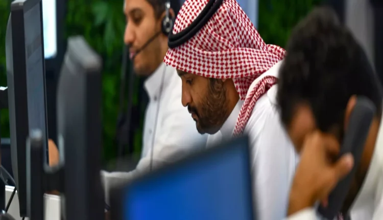 تحول جديد في العمل الرسمي السعودي.. متى ستعتمد المملكة نظام الـ 4 أيام أسبوعيًا؟