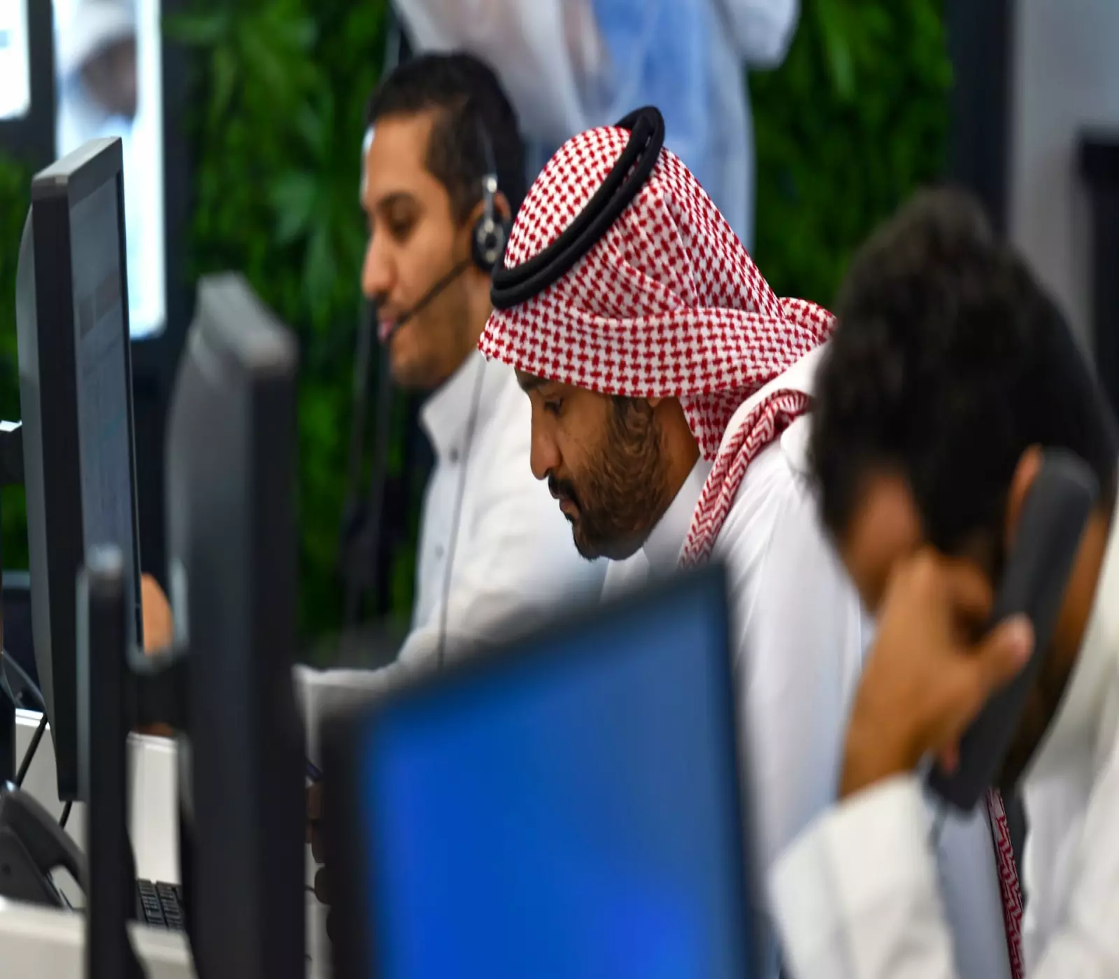 تحول جديد في العمل الرسمي السعودي.. متى ستعتمد المملكة نظام الـ 4 أيام أسبوعيًا؟ 2 تحول جديد في العمل الرسمي السعودي.. متى ستعتمد المملكة نظام الـ 4 أيام أسبوعيًا؟
