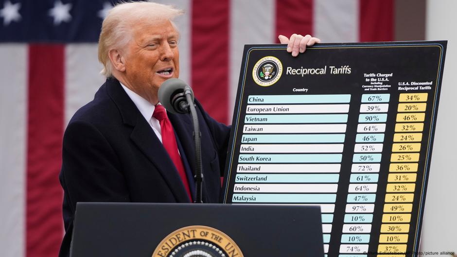 ترامب يلقي "القنبلة".. رسوم جمركية على دول في مختلف القارات – DW – 2025/4/2