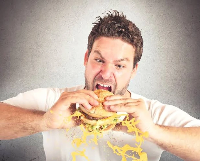 مخاطر صحية لا تتجاهلها.. تعرف على أضرار تناول الطعام بسرعة . صحيفة المرصد 4 مخاطر صحية لا تتجاهلها.. تعرف على أضرار تناول الطعام بسرعة . صحيفة المرصد