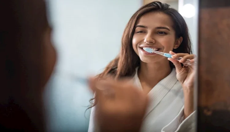 هل يستوجب تغيير فرشاة الأسنان بعد التعافي من دور البرد؟