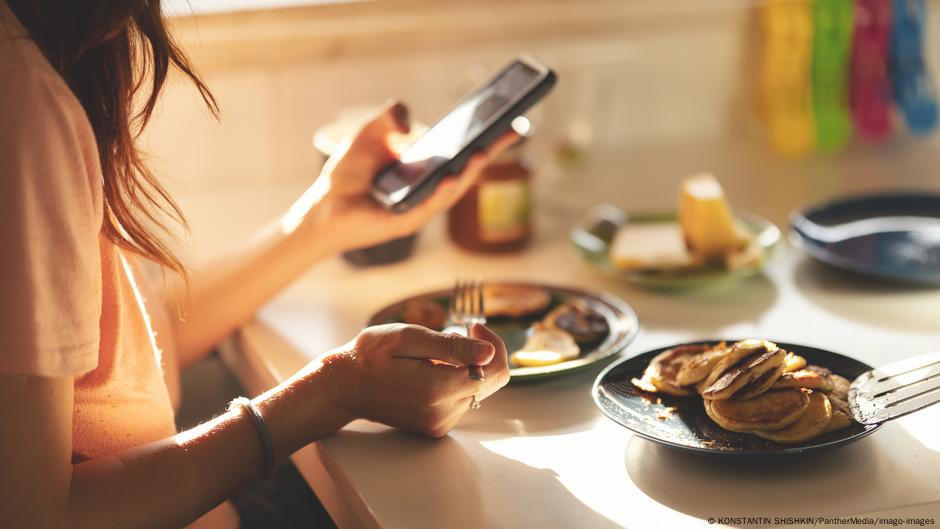 يفضلها الكثيرون.. هذه الأطعمة تضر بالدماغ وتسبب الاكتئاب! – DW – 2025/4/3 5 يفضلها الكثيرون.. هذه الأطعمة تضر بالدماغ وتسبب الاكتئاب! – DW – 2025/4/3