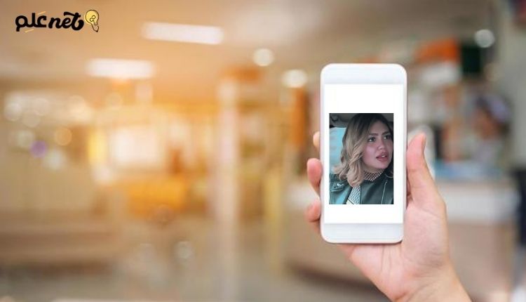 صورة بها يد إنسان تمسك بهاتف عليه صورة البلوجر المصرية هدير عبد الرازق ضمن الحديث عن سكس هدير عبد الرازق الجديد