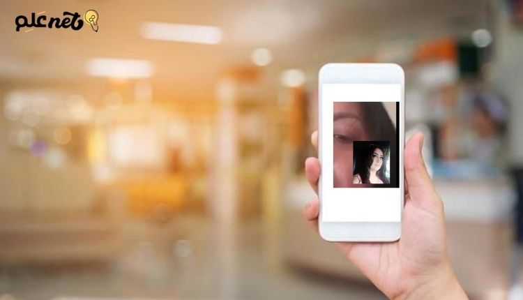 صورة بها يد تمسك هاتف عليه صورة هند زهر الدين السورية وذلك ضمن التعبير عن مقطع هند زهر الدين سكس