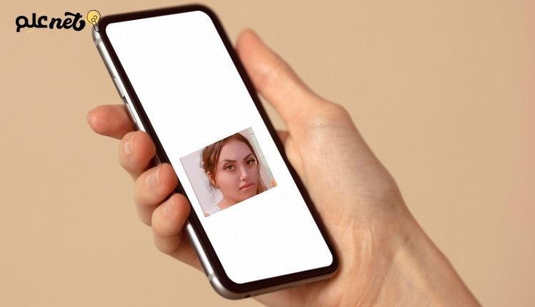 صورة بها هاتف ذكي في يد شخص وعلى شاشة الهاتف صورة للمغربية ساري كول ضمن الحديث عن سكس يوسف خليل مع ساري كول