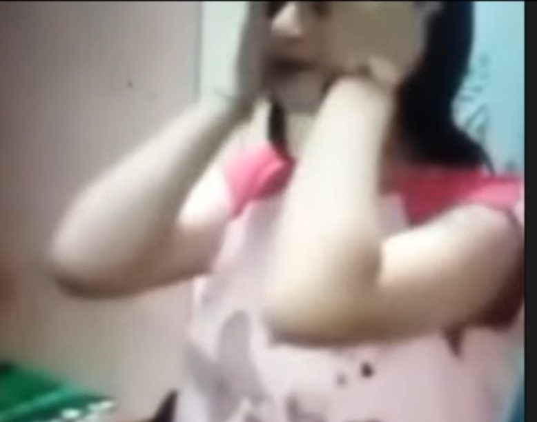فيديو البنت التي تصلي بالقميص: قصة الجدل الذي هز وسائل التواصل الاجتماعي 1 فيديو البنت اللي بتصلي بقميص النوم