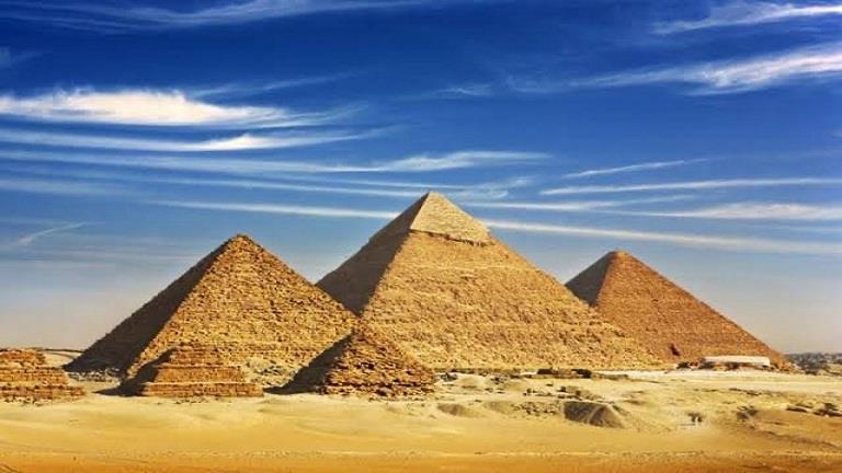 تجربة زيارة أهرامات الجيزة والجونة: رحلة سياحية متكاملة بين التاريخ والبحر 2 تجربة زيارة أهرامات الجيزة والجونة