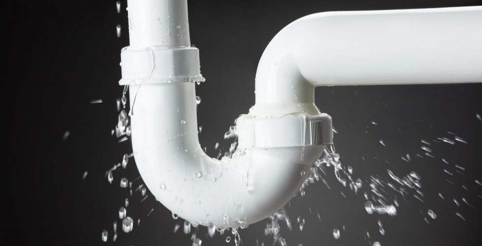 الدليل الشامل: الخطوات الاحترافية في علاج رطوبة تسرب الماء لحماية منزلك 1 شركة اصلاح تسريب المياه بالرياض